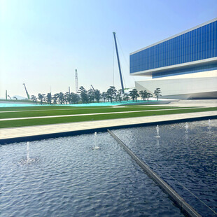 现代建筑旁的水景景观