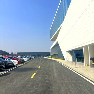 现代建筑旁的整齐停车场