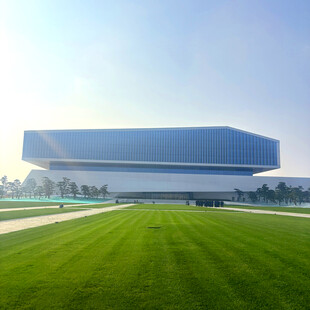 现代建筑前的大片绿草地