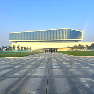 现代化建筑前的开阔广场