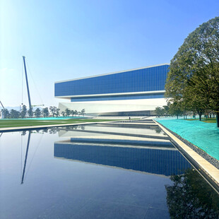 现代建筑与镜面水池景观