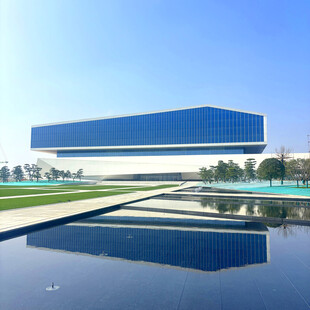 现代简约风格的镜面建筑