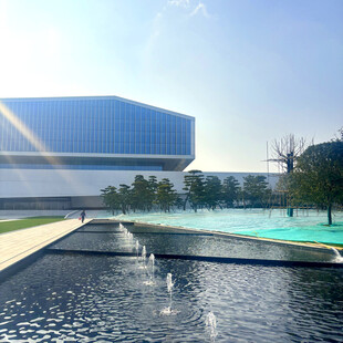 现代建筑旁的水景景观