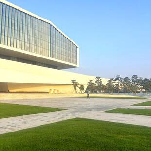 现代建筑与开阔草地景观