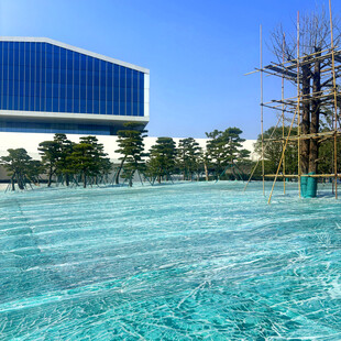 户外清澈泳池与现代建筑