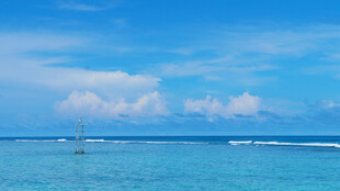 碧海蓝天的海上风光