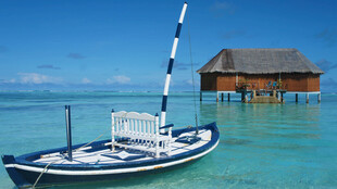 海上小船与水上小屋