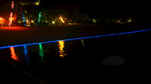 夜晚河畔绚丽灯光倒影