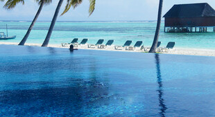 马尔代夫海滨泳池美景