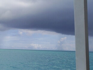 海上风景 蓝天碧海与乌云