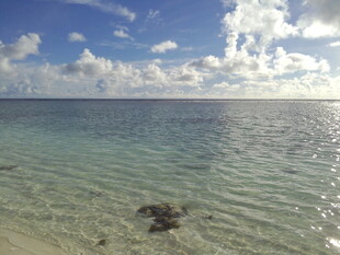 碧海蓝天的宁静海滨风光