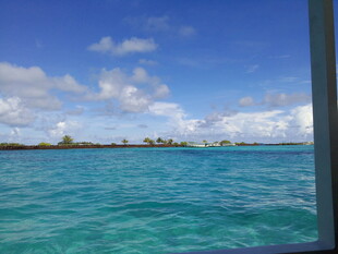 海上美景 蓝天碧海与远岸