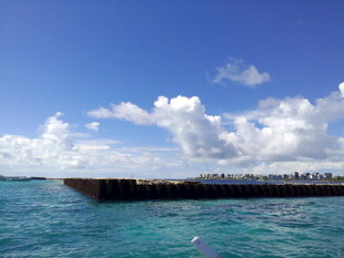 海上船只与蓝天白云美景