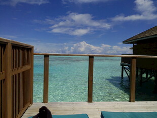 海景木屋前的美丽蓝色水域