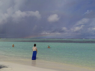 海边漫步的女子与海景