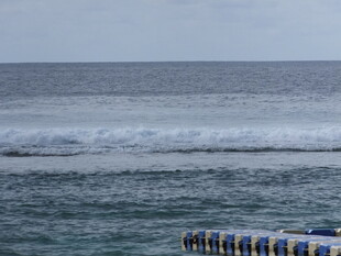 海边波浪与彩色浮标景观