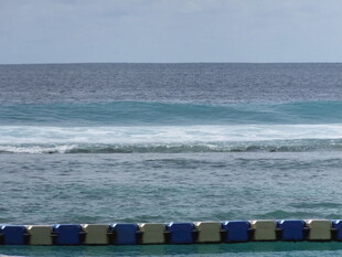 海边多彩座椅与蔚蓝大海