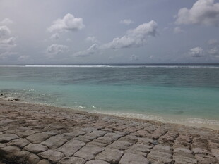 海边石砌岸 碧海蓝天景