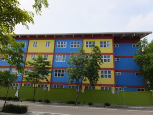 多彩外观的多层教学楼