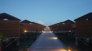 黄昏下的水上木屋栈道