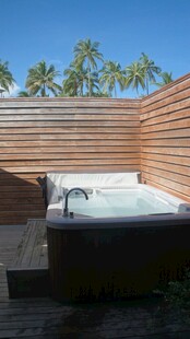 户外木质浴缸休闲场景