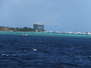 碧海蓝天中的海上风光