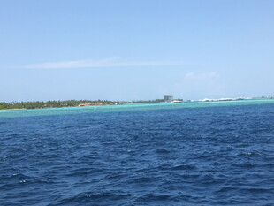 碧海蓝天中的海岛风光