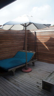 户外休闲露台躺椅与遮阳伞