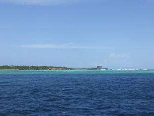 碧海蓝天中的海岛风光