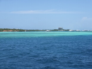 美丽海岛蓝色海洋风光