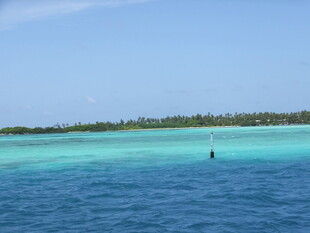碧海蓝天中的海上孤影