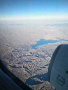 飞机舷窗下的大地景观