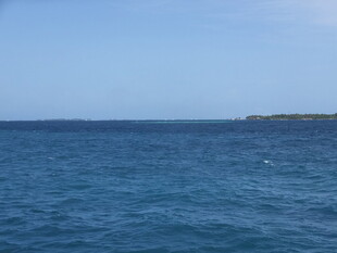 广阔蔚蓝大海与远方岛屿