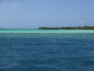 碧海蓝天中的海岛风光