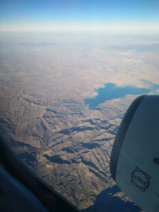 机窗外的壮丽大地景观