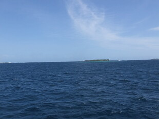 广阔海洋中的远方小岛