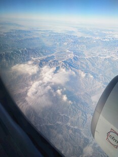 机窗外的云海与山川景色