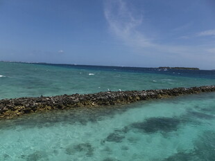 碧海蓝天中的礁石海岸