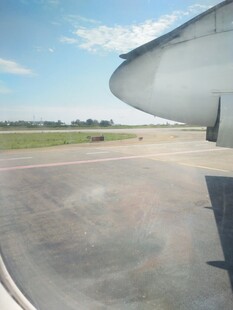 飞机机翼下的机场景象