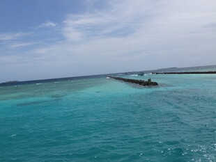 碧海蓝天中的水上栈桥