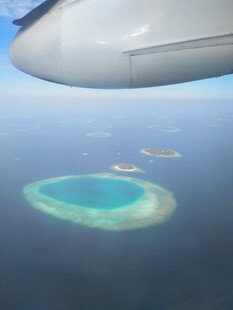 空中俯瞰美丽环状珊瑚岛