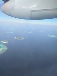 飞机俯瞰海上岛屿景观