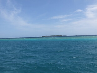 碧海蓝天中的美丽海岛