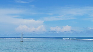 碧海蓝天中的海上风光