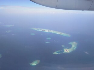 高空俯瞰海中美丽岛屿