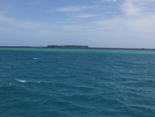 广阔蓝海上的远方小岛