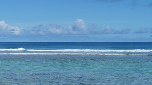 碧海蓝天间的美丽海岸线