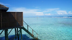 水上木屋旁的澄澈海景