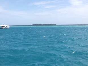 碧海蓝天中的海岛风光