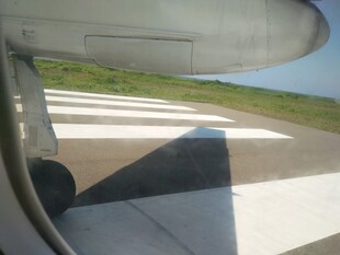 飞机窗外的跑道景象